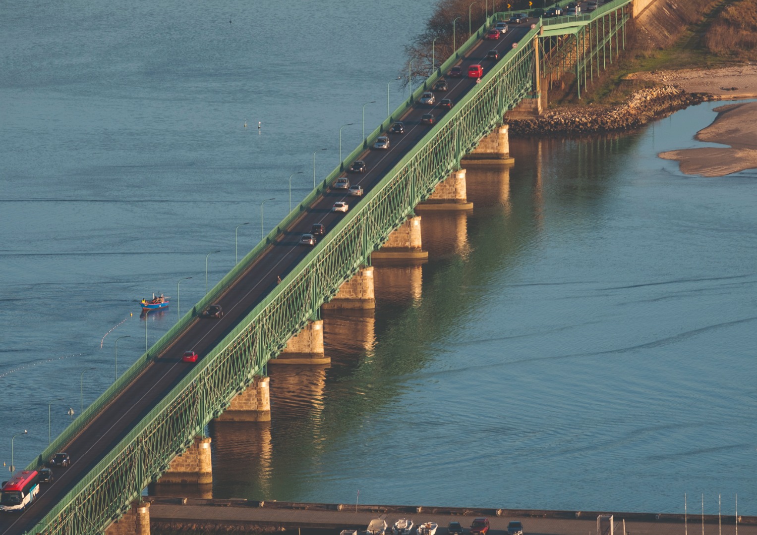 Ponte pedonal e ciclável sobre o rio Lima